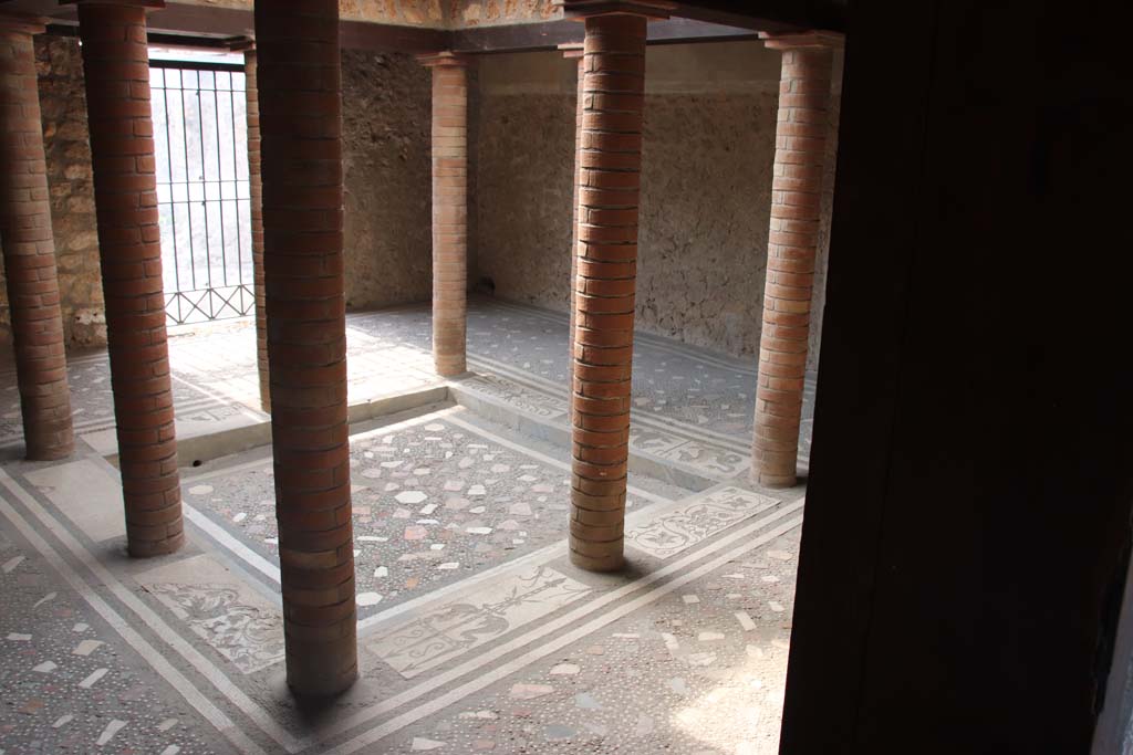 I.10.4 Pompeii. September 2021.
Room 46, looking through doorway into atrium with impluvium with columns. Photo courtesy of Klaus Heese.