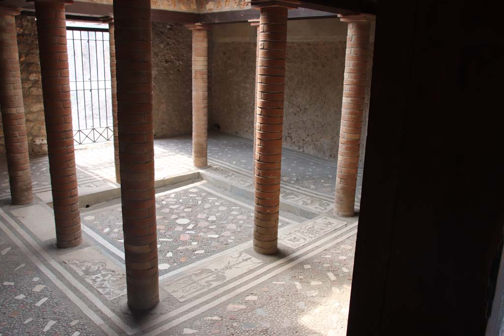 I.10.4 Pompeii. September 2021. 
Room 46, looking through doorway into atrium with impluvium with columns. Photo courtesy of Klaus Heese.
