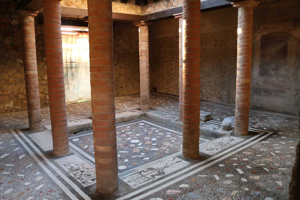 I.10.4 Pompeii. December 2018. Room 46, atrium and impluvium with columns. Photo courtesy of Aude Durand.