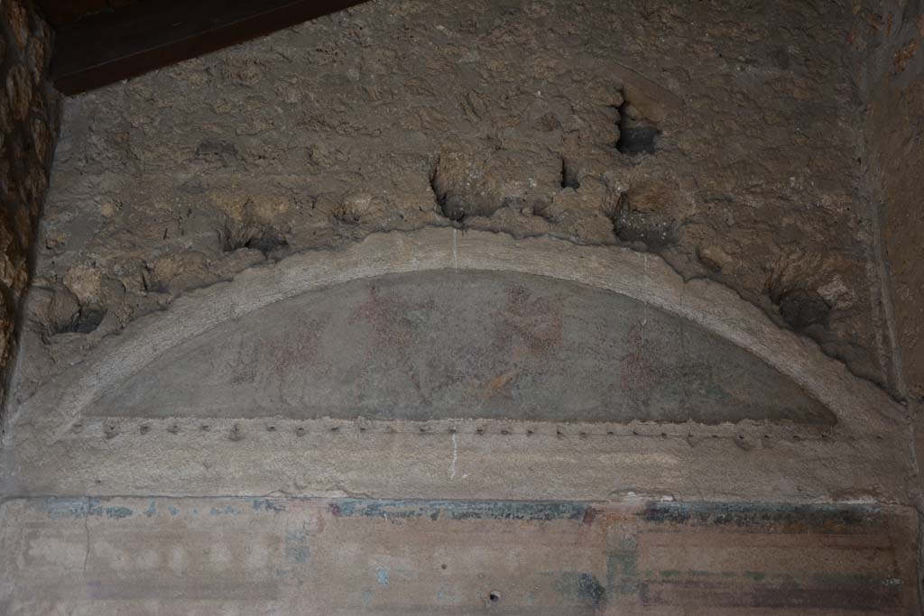 I.10.4 Pompeii. September 2019. Room 47, arched painted panel on east wall below ceiling.
Foto Annette Haug, ERC Grant 681269 DÉCOR.