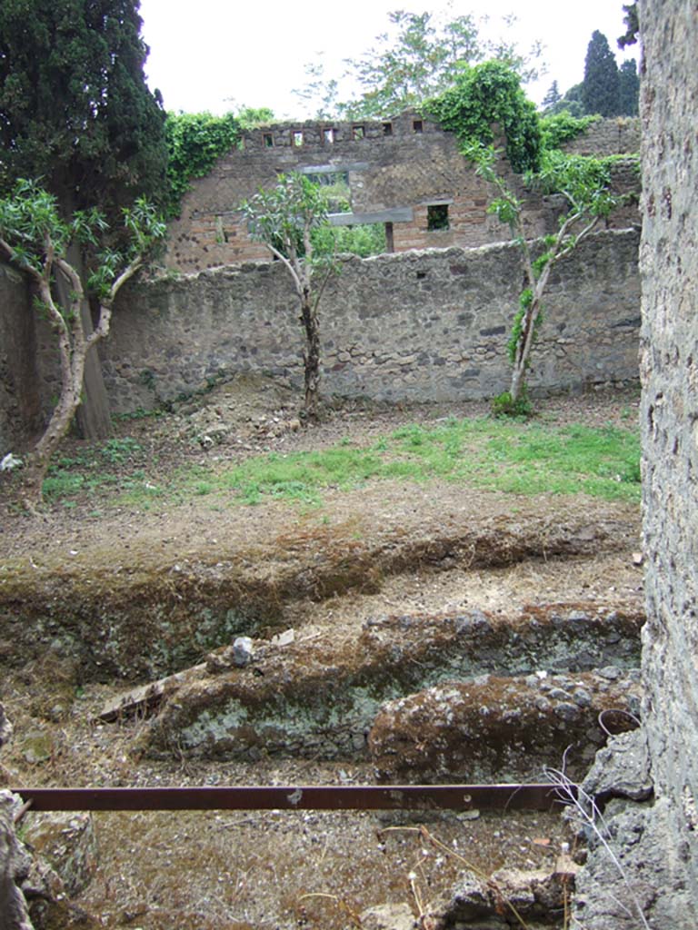 I.10.4 Pompeii. May 2006. Looking west from room 47.