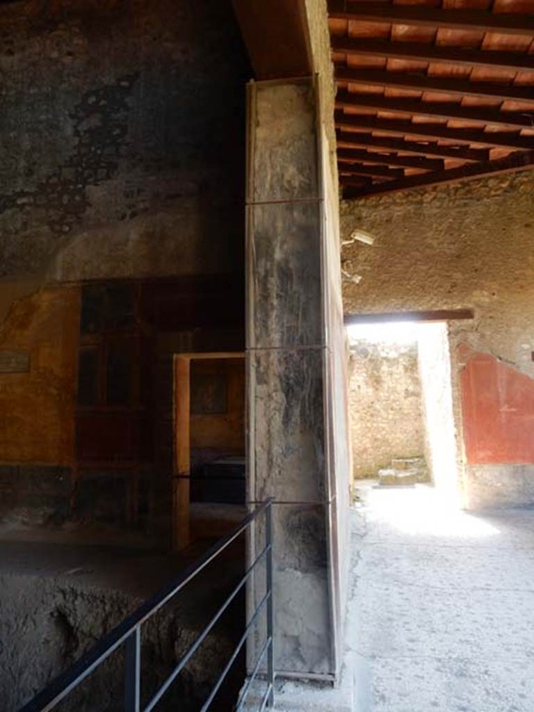 I.10.4 Pompeii. May 2015. Room 18, carbonised wood on south side of doorframe.
Photo courtesy of Buzz Ferebee.


