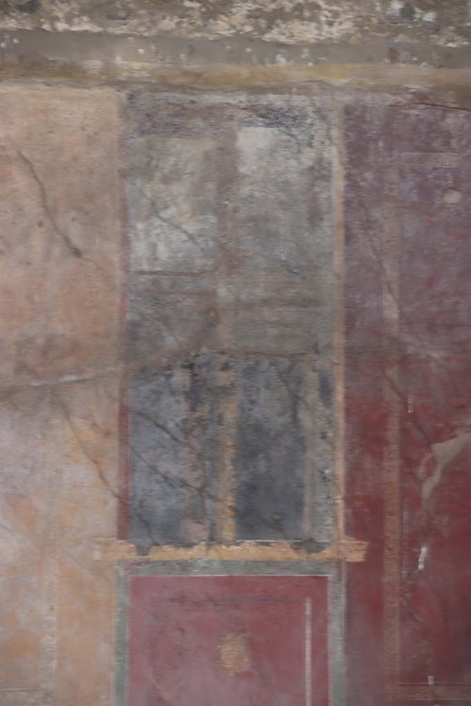 I.10.4 Pompeii. September 2021. 
Room 18, painted panel from south end of east wall. Photo courtesy of Klaus Heese.
