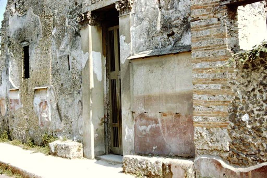 I.10.4 Pompeii. Fauces or entrance corridor. May 2006. Painting of bird (swan?) with wings outstretched.