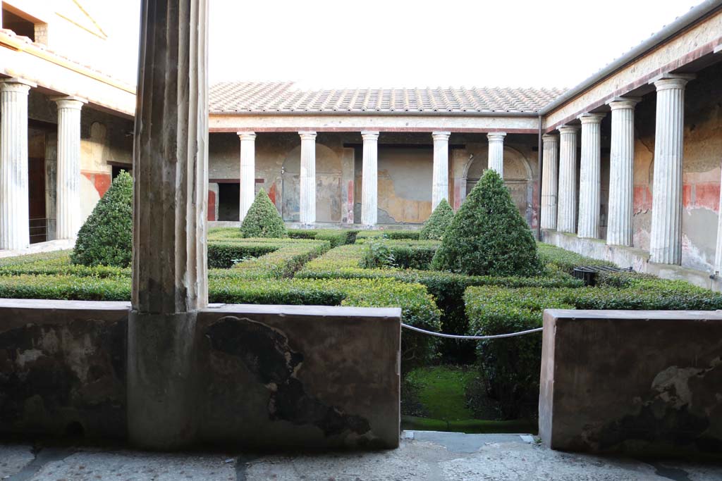 I.10.4 Pompeii. December 2018. Looking south across north portico towards peristyle. Photo courtesy of Aude Durand.