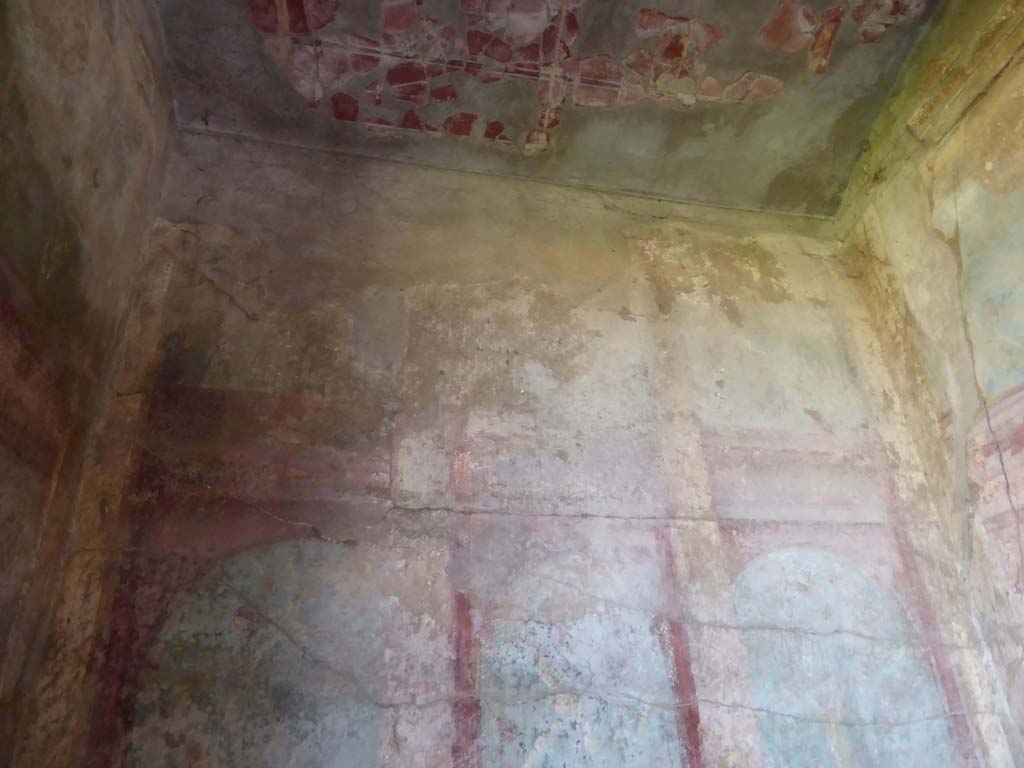 I.10.4 Pompeii. September 2018. Alcove 25, looking towards upper south wall and ceiling.
Foto Annette Haug, ERC Grant 681269 DCOR.
