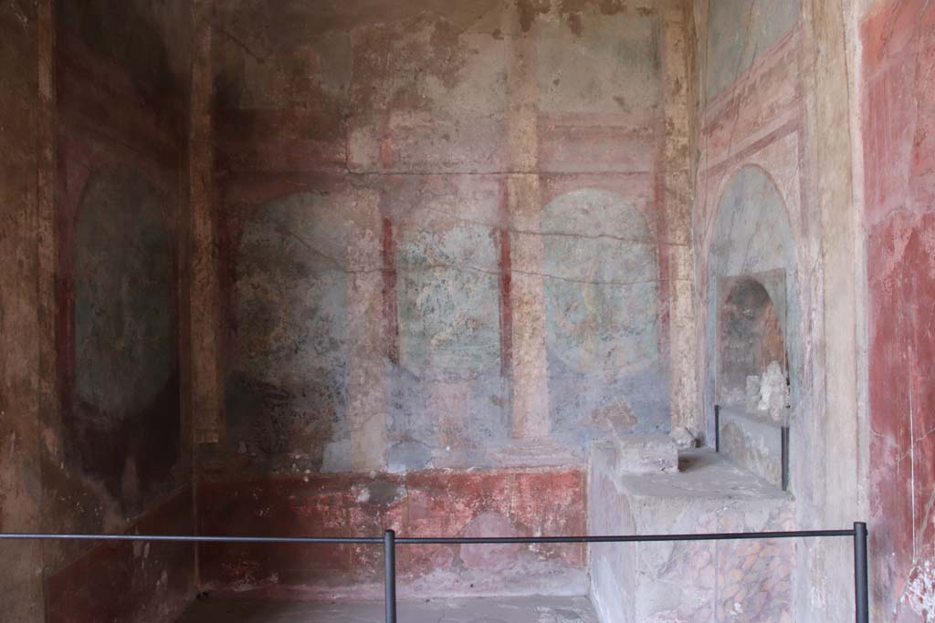 I.10.4 Pompeii. September 2021. Alcove 25, looking towards south wall Photo courtesy of Klaus Heese.