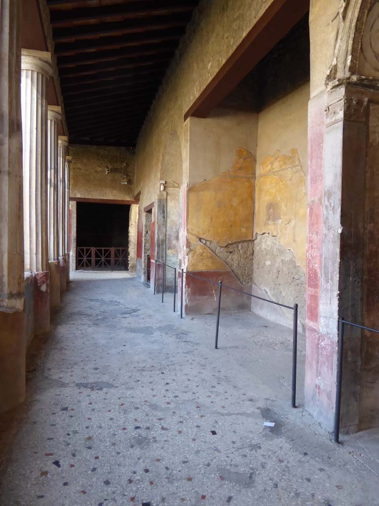 I.10.4 Pompeii. September 2017. 
Looking east along south portico, with east and south walls of alcove 23, on right.
Foto Annette Haug, ERC Grant 681269 DÉCOR.
