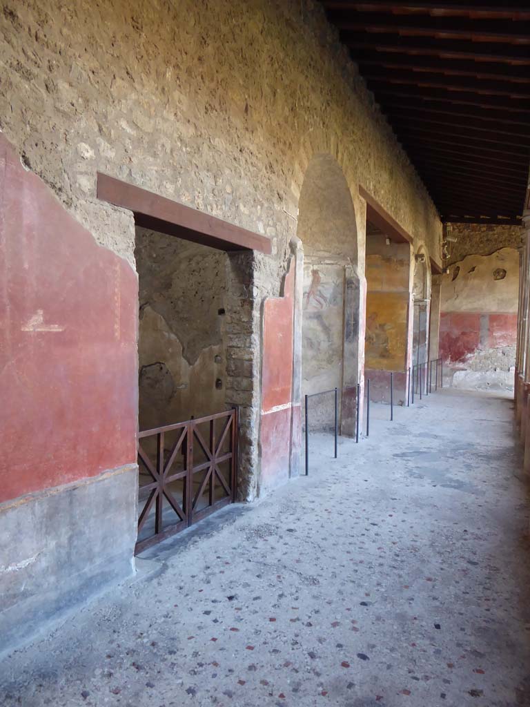 I.10.4 Pompeii. September 2017. Looking west along south portico from doorway to room 21, on left.  
Foto Annette Haug, ERC Grant 681269 DÉCOR.


