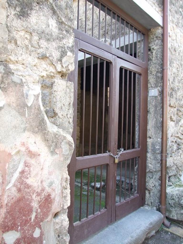 I.10.7 Pompeii.  December 2007.  Entrance showing room to the west of the entrance.

