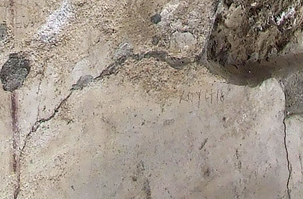 I.10.8 Pompeii. March 2009. Room 3, south wall of cubiculum west of the window. Graffiti CIL IV  8387.
According to Epigraphic-Database Roma this reads
abiat IIIIIII
koueti ((:corona?))      [CIL IV 8387]

See A. Varone, Titulorum graphio exaratorum qui in CIL vol. IV collecti sunt: Imagines, Roma 2012, Vol. I, p. 80 (con foto) (2) 

