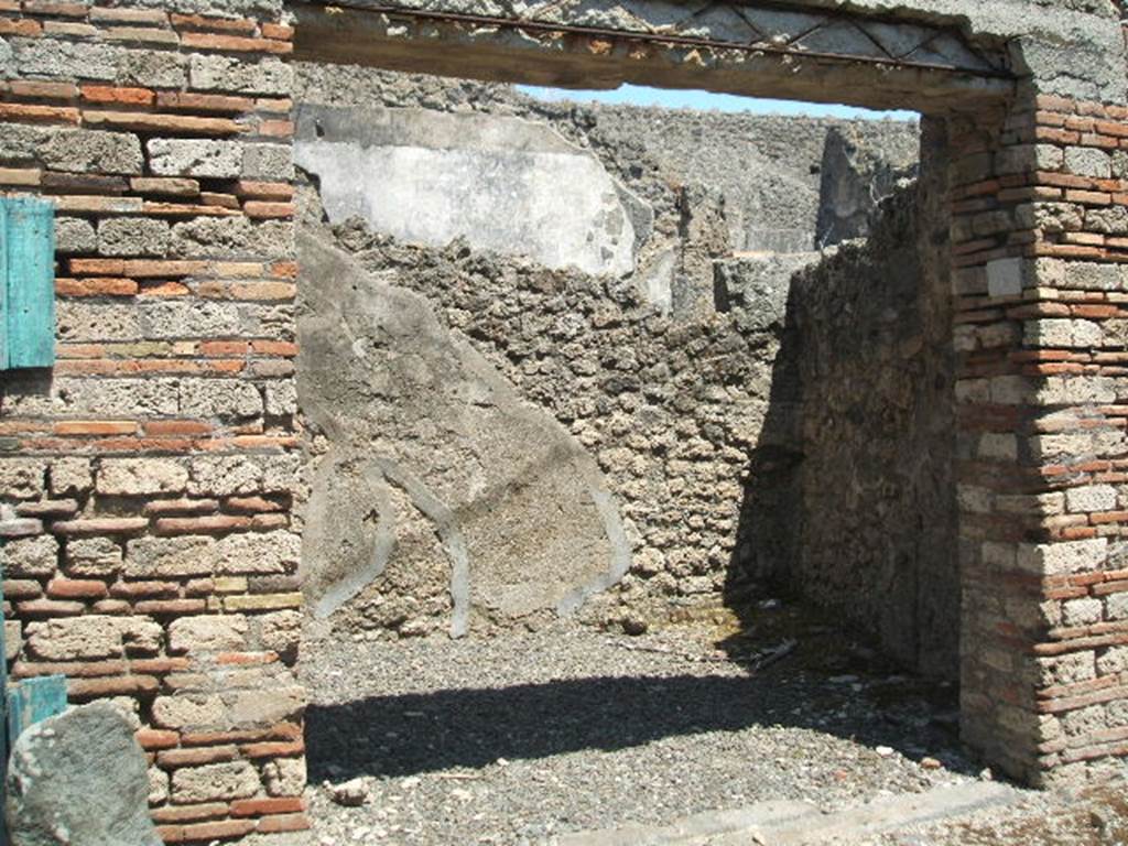 I.10.9 Pompeii. May 2005. Entrance. According to Della Corte, the initials of the unknown named tenant of the Poppaei, are all that is known. These initials were found on a brass signet ring found here – P. C. F.  (S.12 bis, see Not.Scavi, 1929, p.469, no.227) Also found incised on these rustic walls were many records of accounts, CIL IV 8391.
See Della Corte, M., 1965.  Case ed Abitanti di Pompei. Napoli: Fausto Fiorentino. (p.302)
According to Epigraphik-Datenbank Clauss/Slaby (See www.manfredclauss.de), CIL IV 8391 reads as -
X XXXV XIX XIIX XXV XIX XVI XV XIX XXII XVI XIII XII XIV XXV VIII XIII XIII XIIX IIX XXII VIII XV III      [CIL IV 8391]


