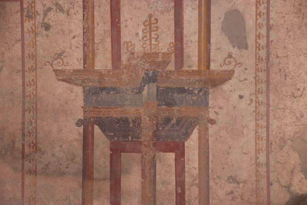 I.10.11 Pompeii. September 2021. Room 7, detail of painted architectural decoration on south wall. Photo courtesy of Klaus Heese.
