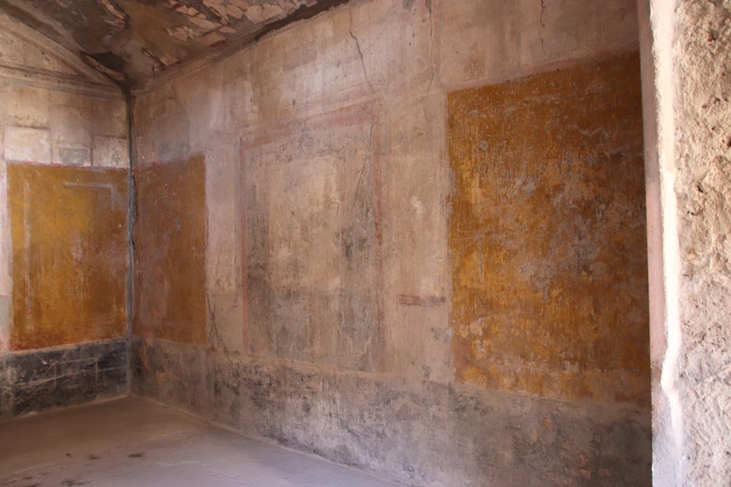 I.10.11 Pompeii. October 2022. Room 8, looking towards north wall from doorway onto peristyle 10. Photo courtesy of Klaus Heese. 


