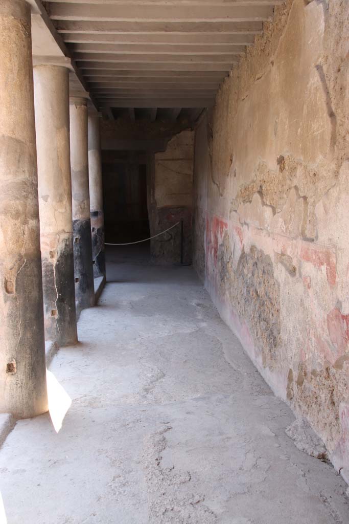 I.10.11 Pompeii. September 2021.
Room 10, looking west along the north portico of the peristyle. Photo courtesy of Klaus Heese.
