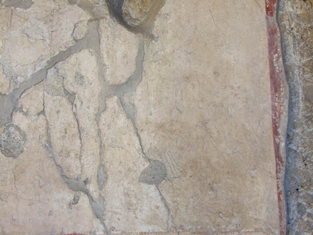 I.10.11 Pompeii. March 2009. Room 10, east wall of peristyle, between room 11 and room 12.  According to PPP, on a white wall, with garland, site of CIL IV 8404b. This wall appears to have something scratched into the plaster, but whether ancient of modern …..?    See Bragantini, de Vos, Badoni, 1981. Pitture e Pavimenti di Pompei, Parte 1. Rome: ICCD. (p.144)
According to Epigraphik-Datenbank Clauss/Slaby (See www.manfredclauss.de), CIL IV 8404b read as -
Ur{u}sa      [CIL IV 8404b]
