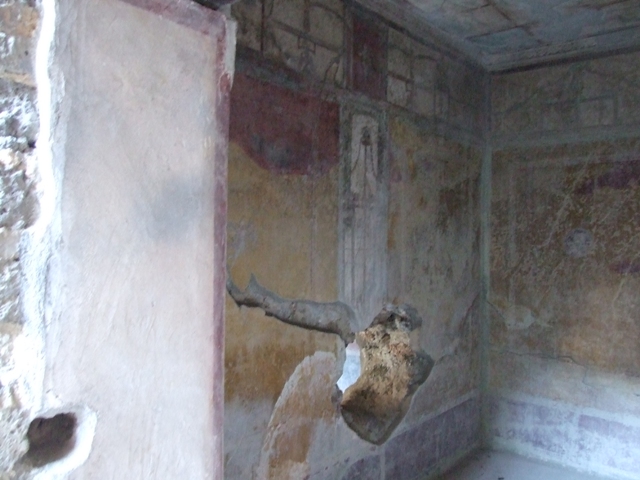 I.10.11 Pompeii. September 2021. Room 13, looking towards east wall of cubiculum. Photo courtesy of Klaus Heese.