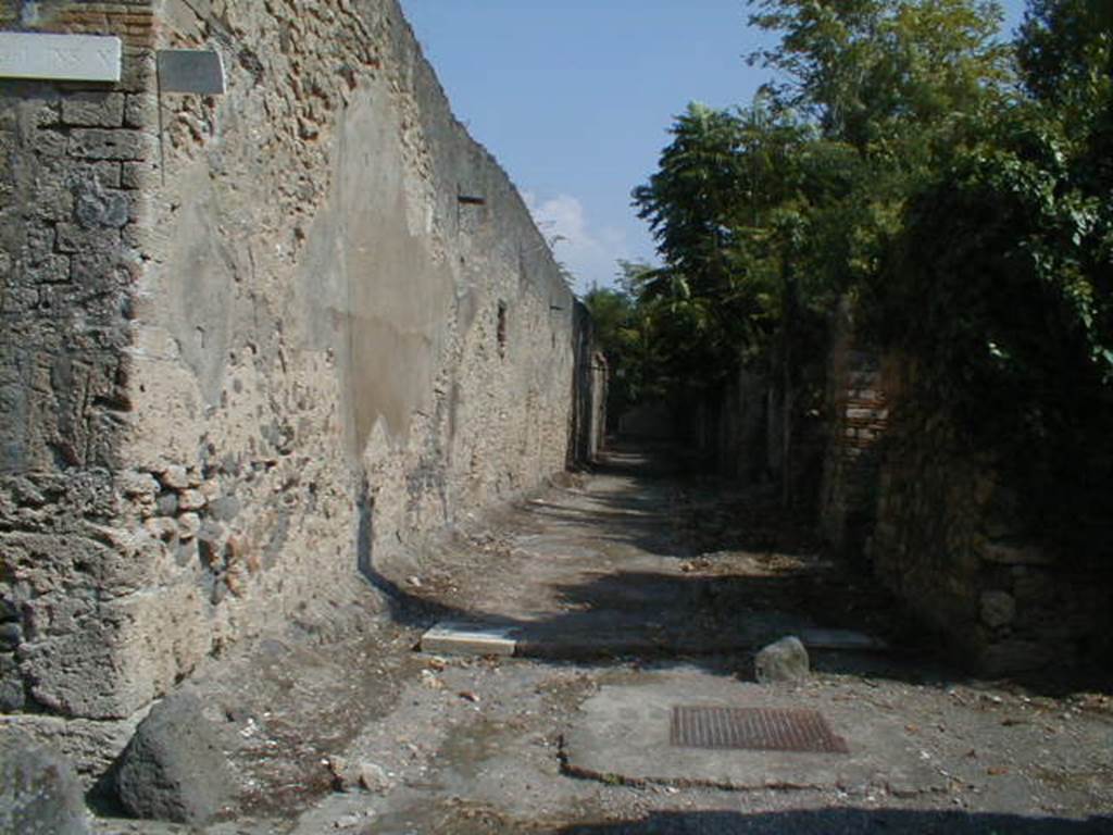 I.10.11 Pompeii.  Back wall and roadway looking east.  September 2004.  I.19. 