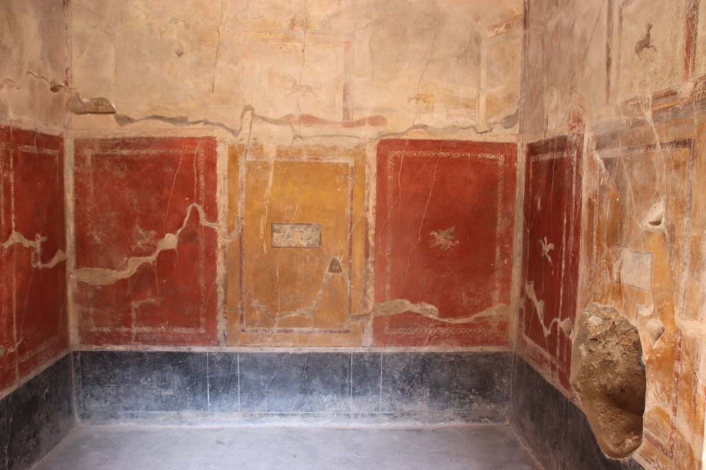 I.10.11 Pompeii. September 2021. 
Room 12, a cubiculum on east side of peristyle, looking east from doorway. Photo courtesy of Klaus Heese.
