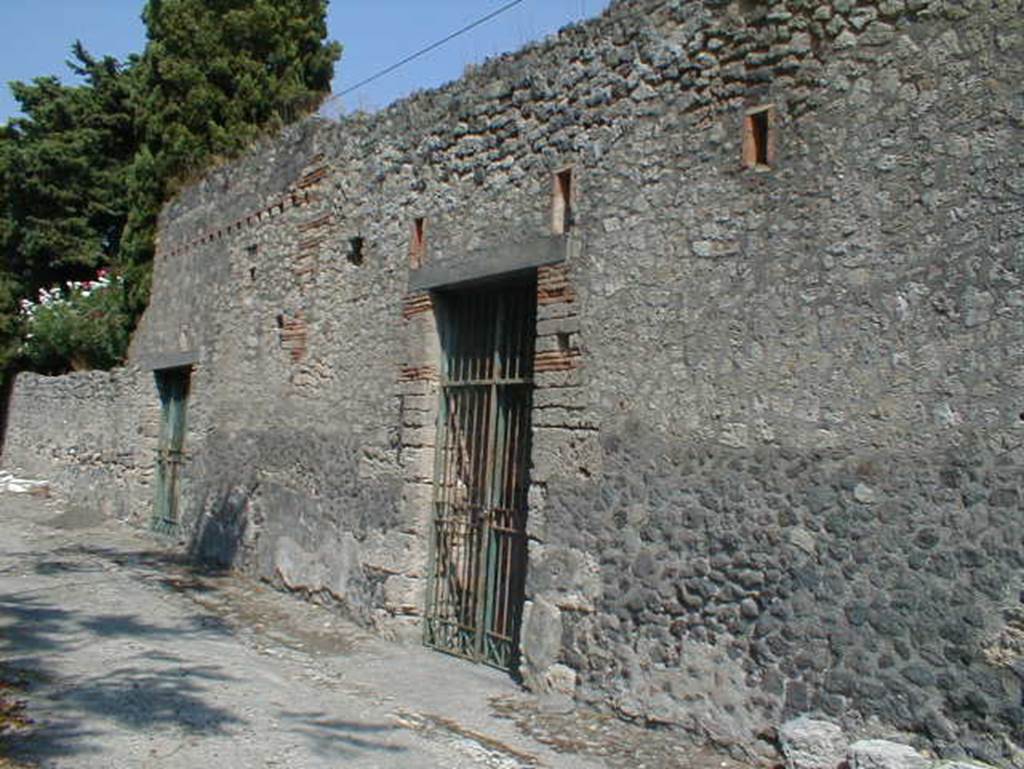 I.10.11 Pompeii.  September 2004.  Entrance.  Looking north.