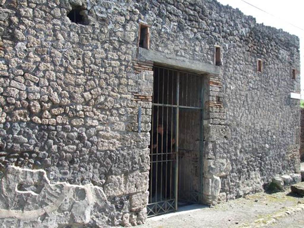 I.10.11 Pompeii.  March 2009.  Entrance with remains of stone bench to right.