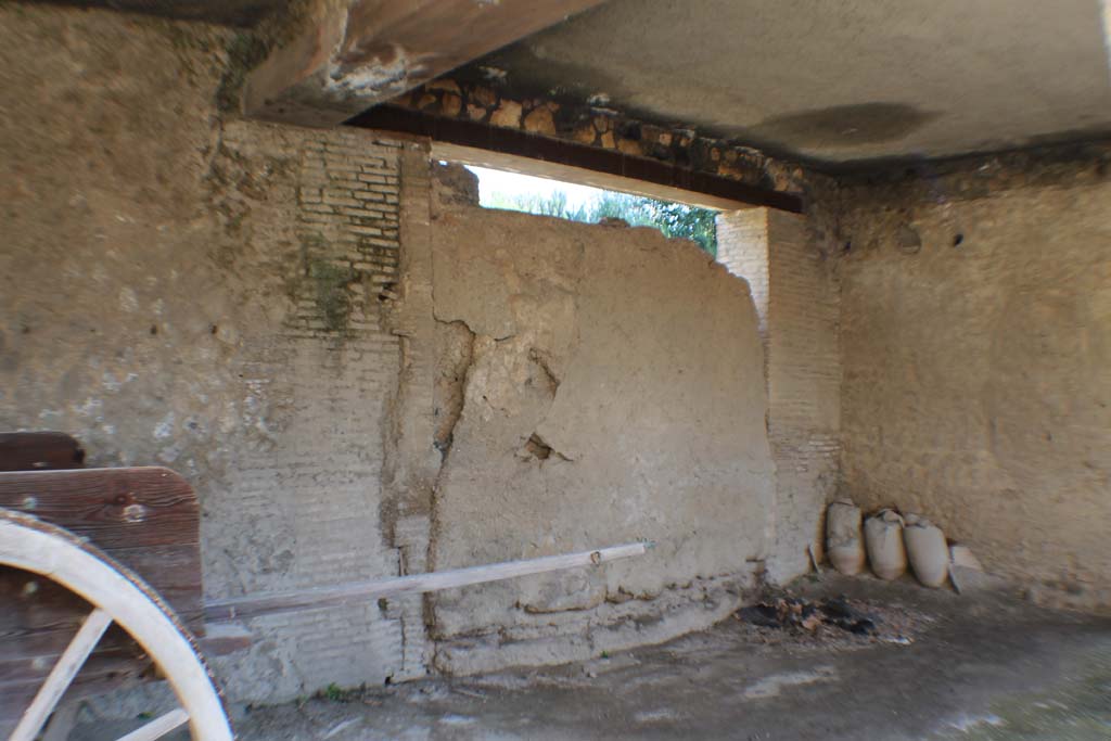 I.10.4 Pompeii. March 2014. Looking east across stable towards blocked doorway.  
Foto Annette Haug, ERC Grant 681269 DÉCOR.
