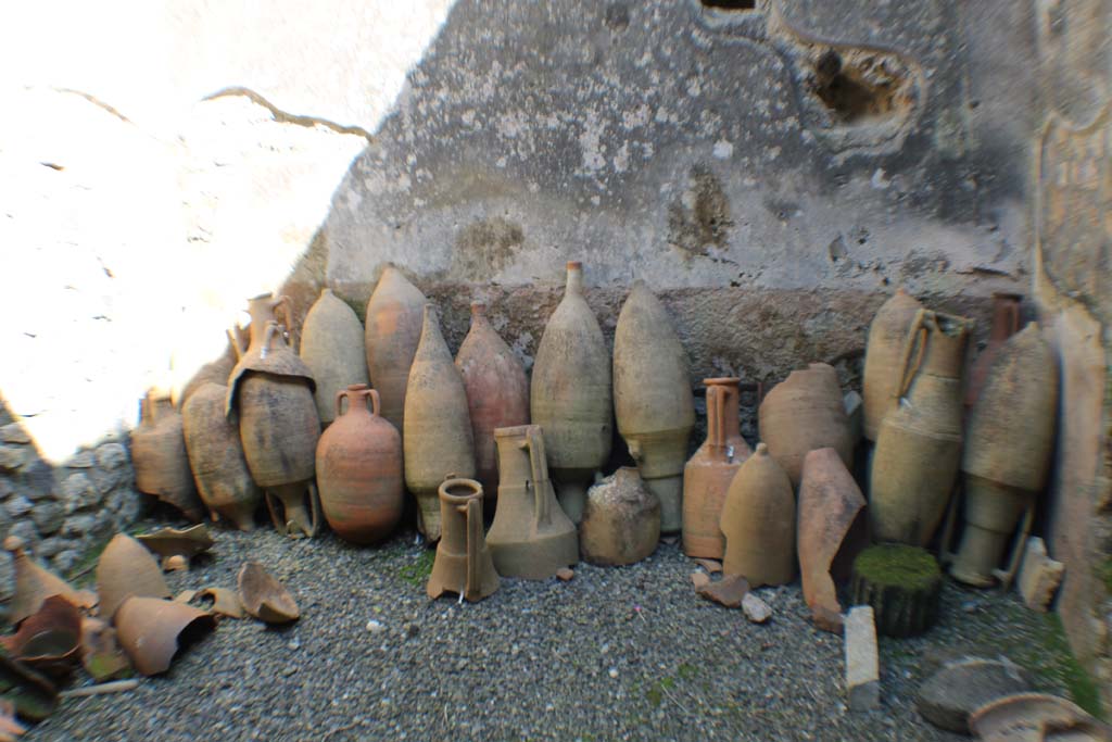 I.10.15/4 Pompeii. March 2014. Amphorae in third room to south of entrance of I.10.15, looking east.
Foto Annette Haug, ERC Grant 681269 DCOR.


