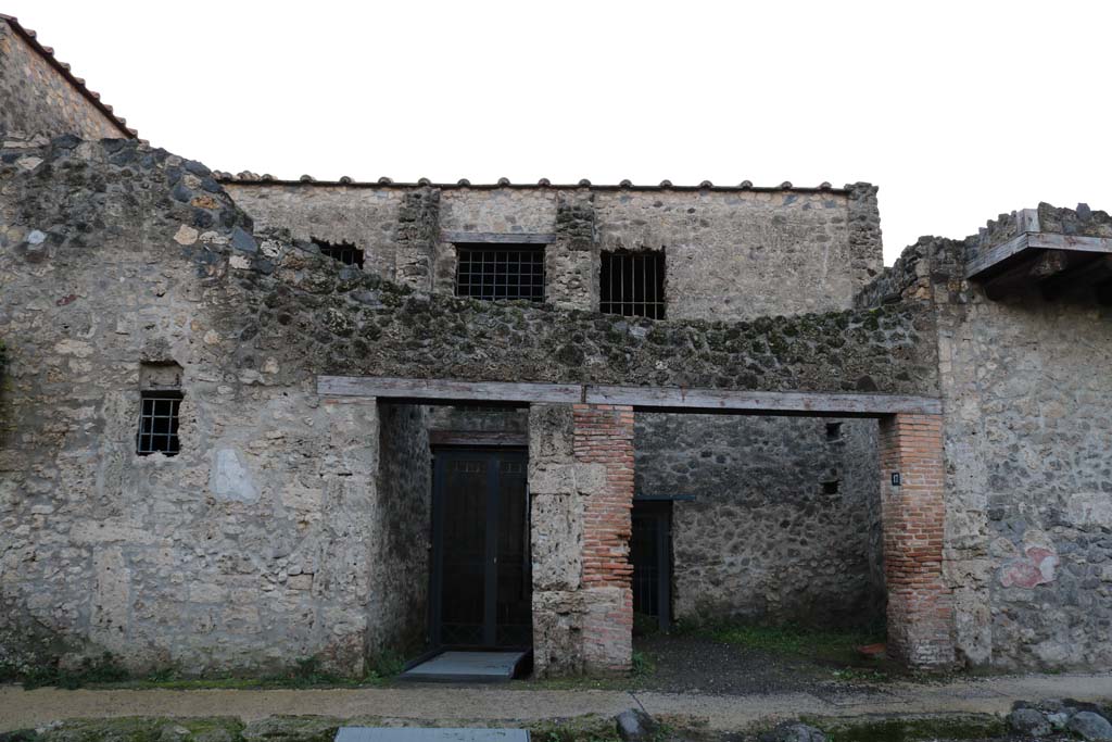 I.10.16 Pompeii, on left. December 2018. Looking west to entrance, with shop at I.10.17, on right. Photo courtesy of Aude Durand.