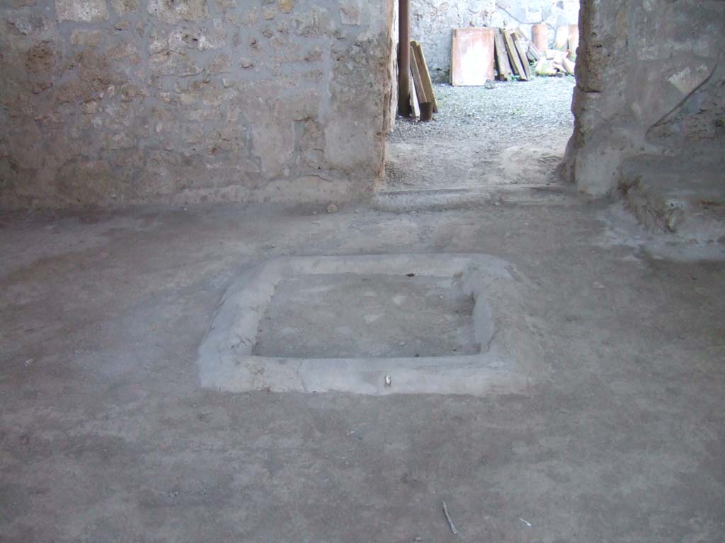 I.10.16 Pompeii. September 2005. Impluvium in atrium.