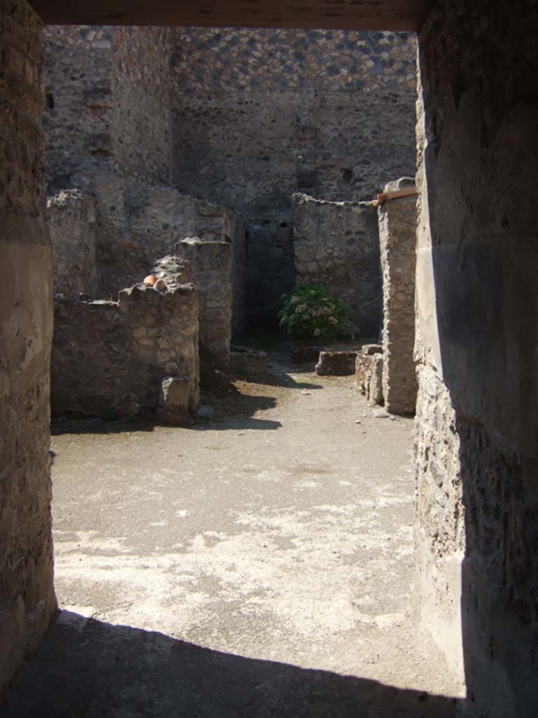 I.10.18 Pompeii. September 2005. Looking west from entrance fauces.