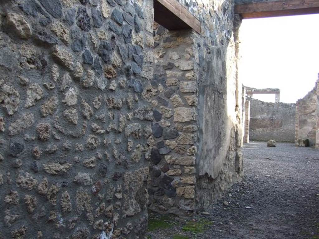 I.11.5 Casa di Lollius Synhodus or Casa di Lucius Habonius Primus.  East wall of fauces or entrance corridor, looking south across the atrium.