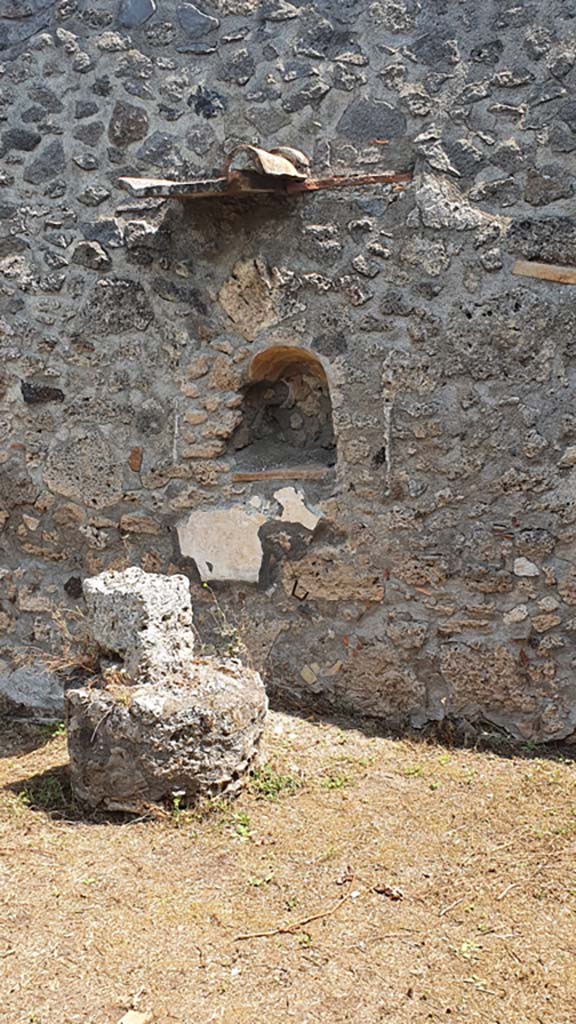 I.11.10 Pompeii. July 2021. 
Looking towards east wall with Lararium niche, and masonry altar beneath it. 
Foto Annette Haug, ERC Grant 681269 DÉCOR. 


