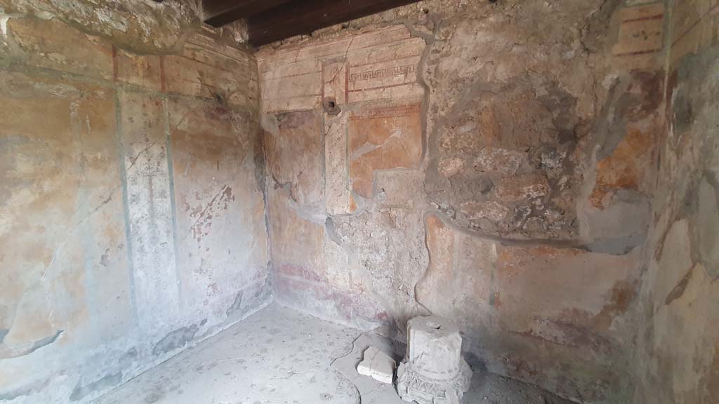 I.11.10 Pompeii. July 2021. West wall, north-west corner and north wall.
Foto Annette Haug, ERC Grant 681269 DÉCOR.