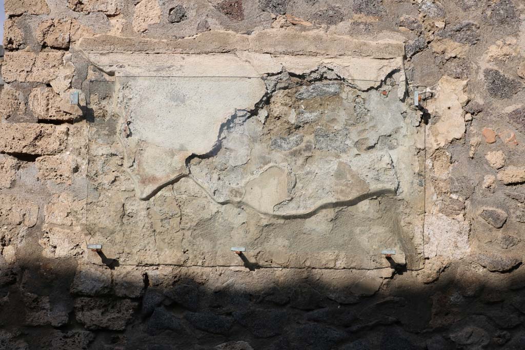 I.11.11 Pompeii. December 2018.
Site of remaining graffiti on exterior wall on south side of insula near 1.11.11 and 1.11.10. Photo courtesy of Aude Durand.