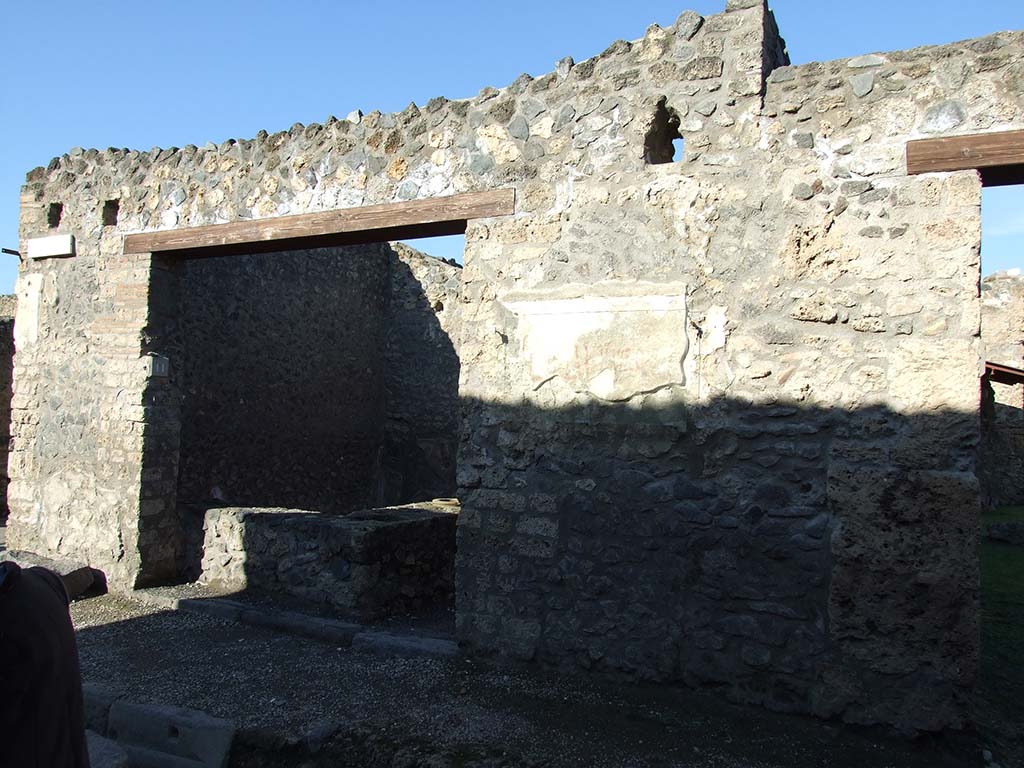 I.11.11 Pompeii. December 2006. Exterior walls on south side of insula near 1.11.11 and 1.11.10.