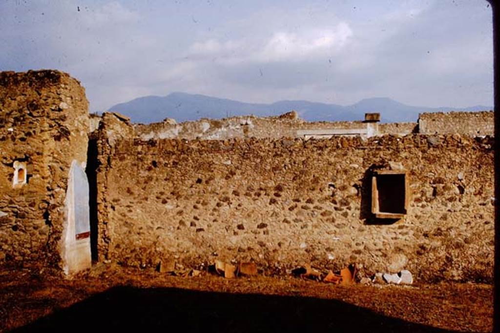 I.11.12 Pompeii. 1964. Painted plaster on doorway to small room, on left, and south wall with niche. Photo by Stanley A. Jashemski.
Source: The Wilhelmina and Stanley A. Jashemski archive in the University of Maryland Library, Special Collections (See collection page) and made available under the Creative Commons Attribution-Non Commercial License v.4. See Licence and use details.
J64f1971
