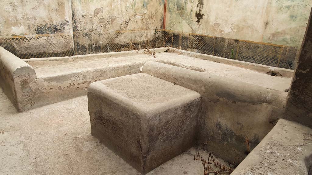 I.11.16 Pompeii. July 2021. Room 6, looking north-east towards square hearth at west end of triclinium couches.
Foto Annette Haug, ERC Grant 681269 DÉCOR.

