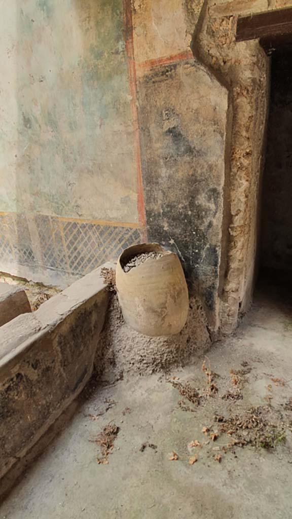 I.11.16 Pompeii. July 2021. 
Corridor 9, with pot at south end of east wall, and doorway into room 13, on right.
Foto Annette Haug, ERC Grant 681269 DÉCOR.

