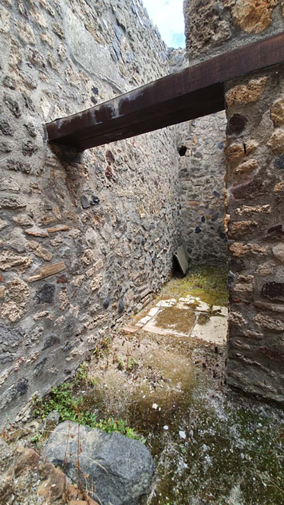 I.11.16 Pompeii. July 2021. Latrine 11 in south-east corner of kitchen area.
Foto Annette Haug, ERC Grant 681269 DÉCOR.

