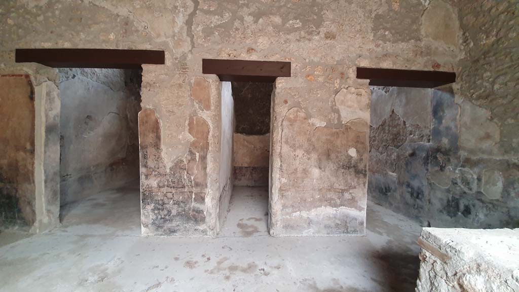 I.11.16 Pompeii. July 2021. 
Doorways on west side of bar-room/atrium, room 5, on left, room 4 in centre, and room 1, entrance corridor, on right.
Foto Annette Haug, ERC Grant 681269 DÉCOR.

