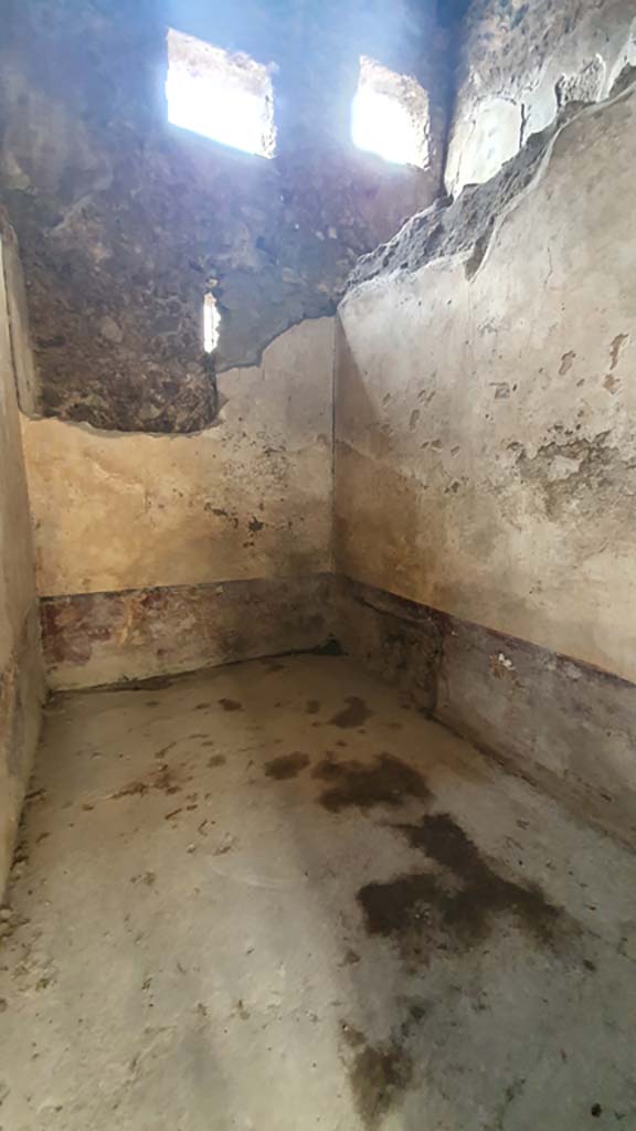 I.11.16 Pompeii. July 2021. Room 4, looking west across flooring.
Foto Annette Haug, ERC Grant 681269 DÉCOR.
