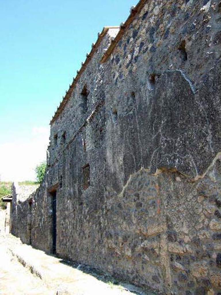 I.11.17 and I.11.16 looking north. September 2005. Front facades.