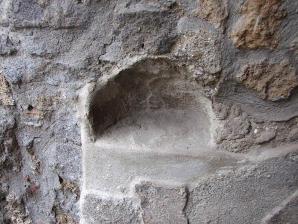 I.11.16 Pompeii. December 2007. Recess in north wall next to entrance doorway.
According to Miele: the recess in the north wall near the entrance was for the evening, when the beam was placed into it as a barrier across the main doorway. - “incavo sulla parete nord in prossimita dell’entrata, in cui veniva incastrata la sera, la trave cioe posta dall’interno a sbarramento della porta principale” See Florian Miele, La casa a schiera I.11.16, un esempio di edilizia privata a Pompei  in Rivista di Studi Pompeiani, III, 1989, (pages 165-184 with figs 1-16).