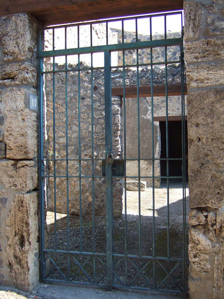 I.11.17 Pompeii. September 2005. Entrance with small room to side.  