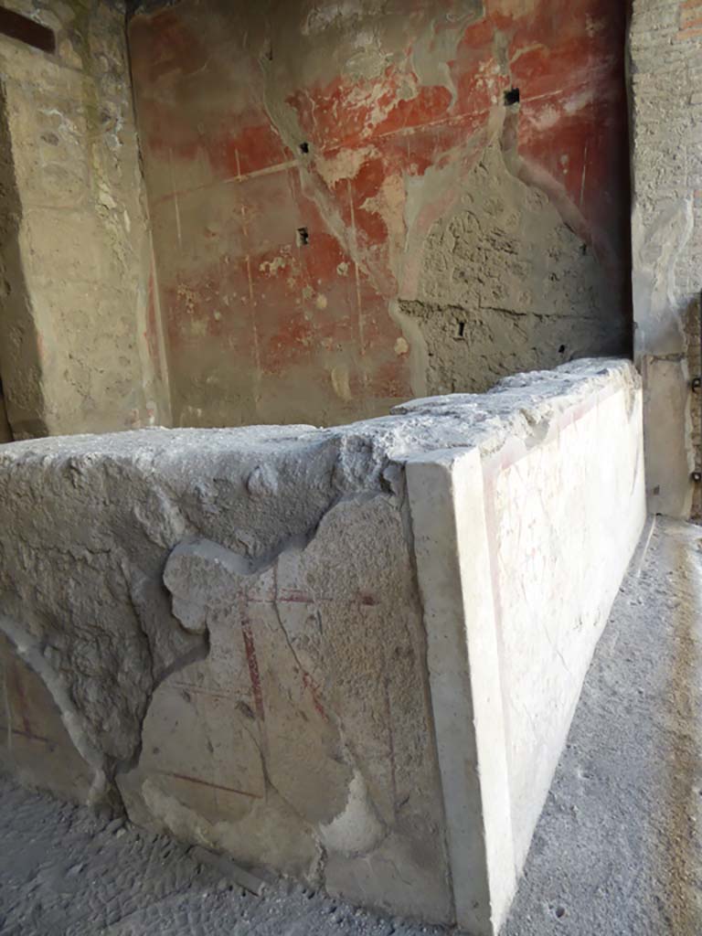 I.12.3 Pompeii. September 2015. Looking towards west wall of bar-room from east side of counter.
Foto Annette Haug, ERC Grant 681269 DÉCOR