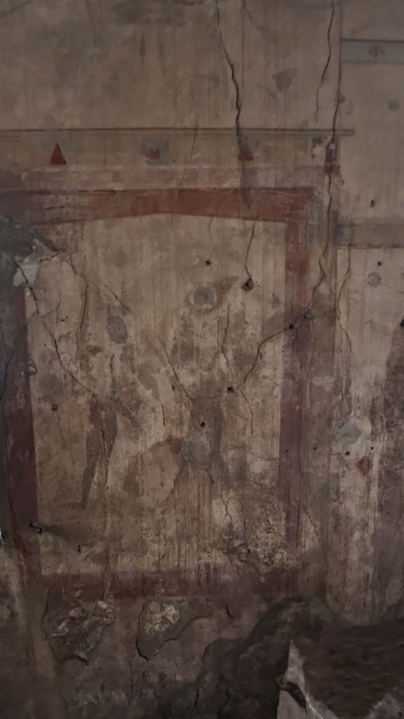 I.12.3 Pompeii. July 2021.
Room 2, central painting on west wall on north side of window.
Foto Annette Haug, ERC Grant 681269 DÉCOR