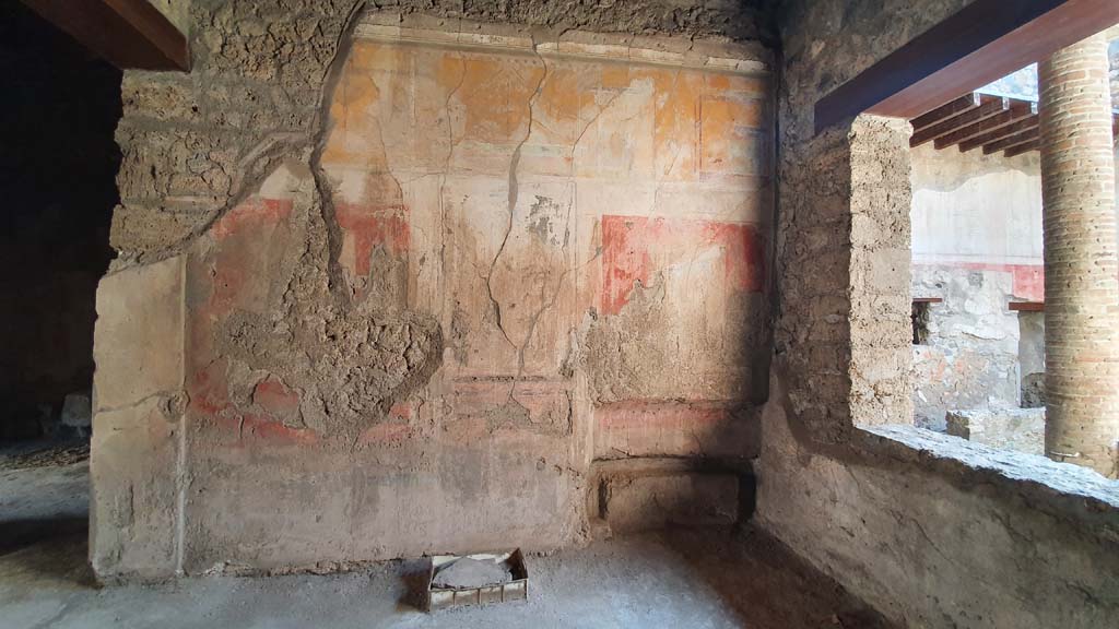 I.12.3 Pompeii. July 2021. Room 3, looking towards east wall with painted decoration.
Foto Annette Haug, ERC Grant 681269 DÉCOR