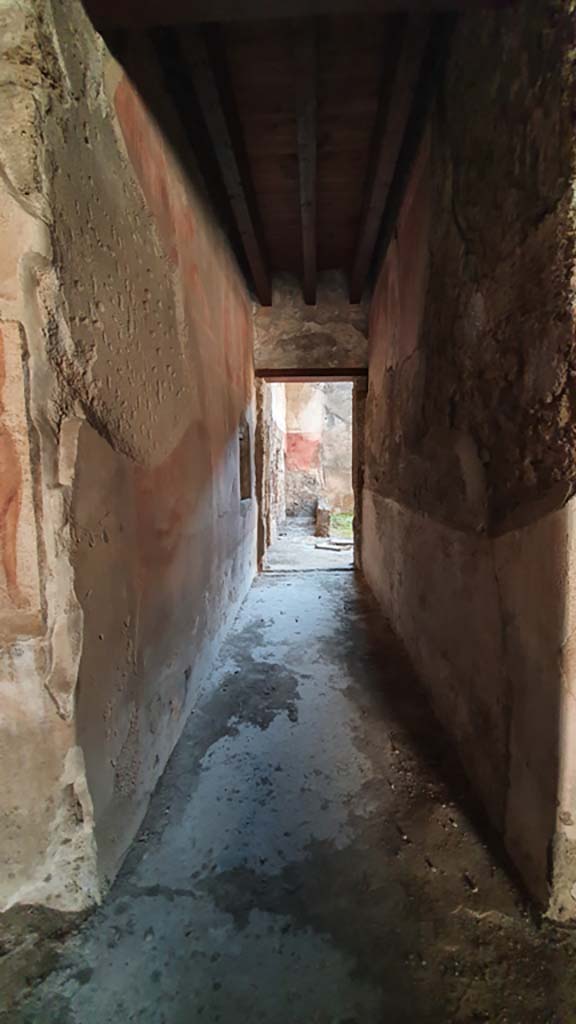 I.12.3 Pompeii. July 2021. Looking south from courtyard along corridor leading to rear.
Foto Annette Haug, ERC Grant 681269 DÉCOR