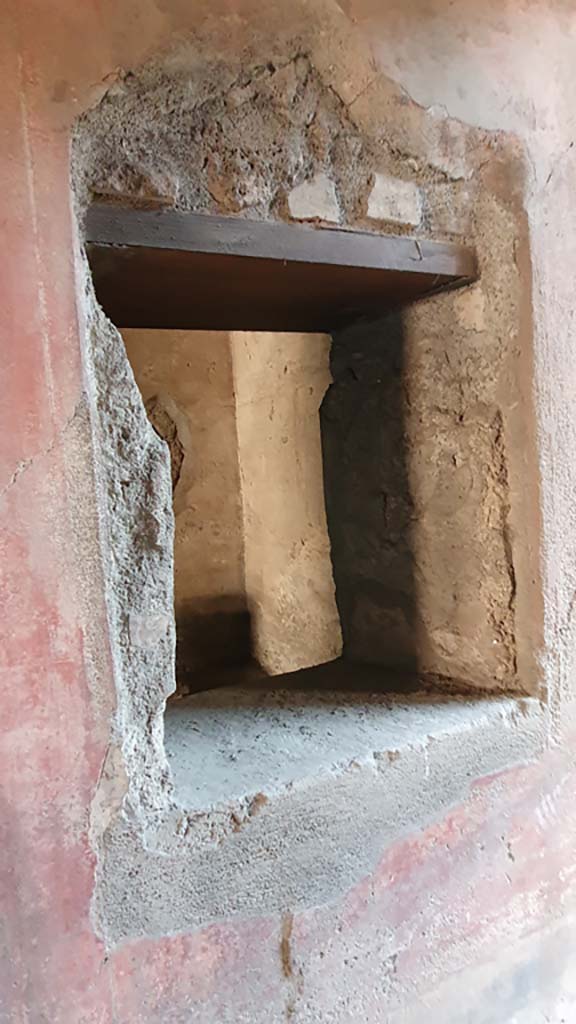 I.12.3 Pompeii. July 2021. Window in east wall of corridor, into room 2.
Foto Annette Haug, ERC Grant 681269 DÉCOR