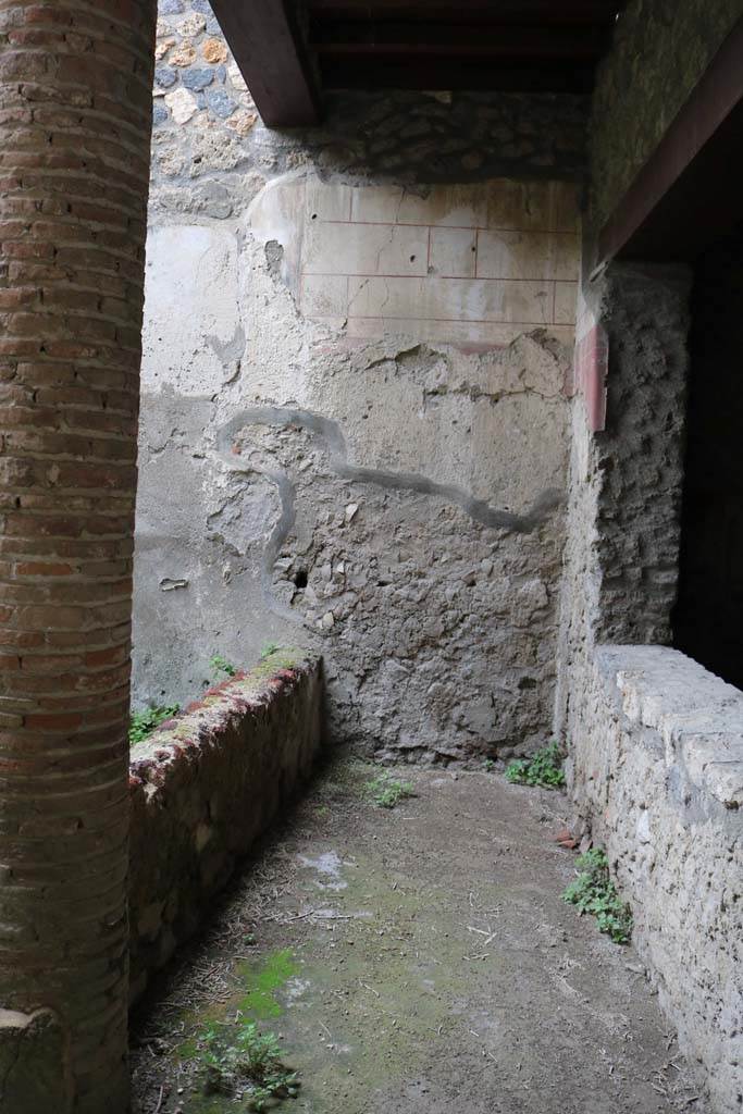 I.12.3 Pompeii. December 2018.
Looking west along passageway on north side of garden, with window from triclinium.
Photo courtesy of Aude Durand.
